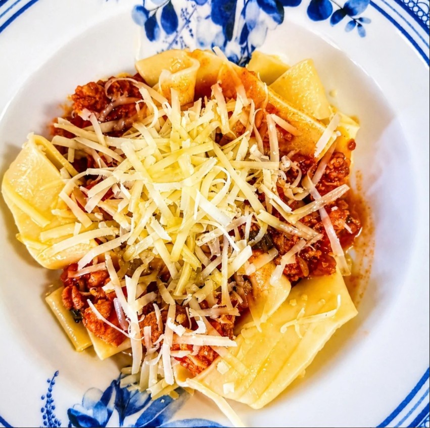 Paccheri ao sugo de carne com queijo ralado